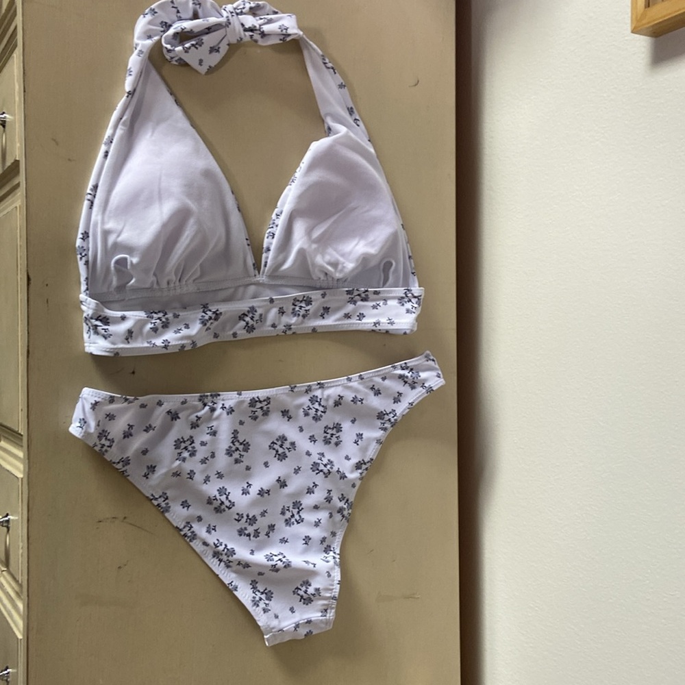 Bikini - Picture 2 of 3